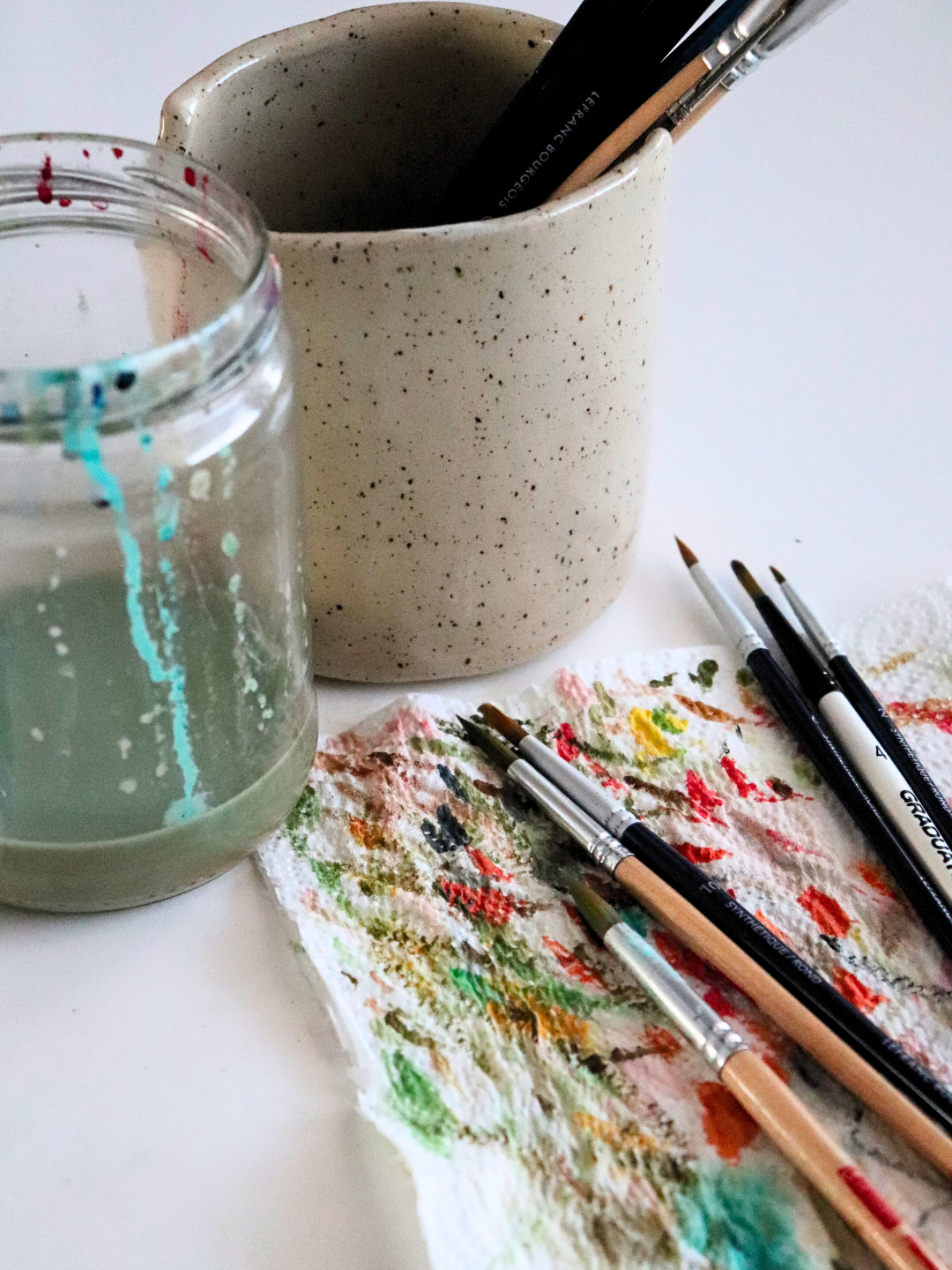 Pensseleitä ja maalaustarvikkeita.