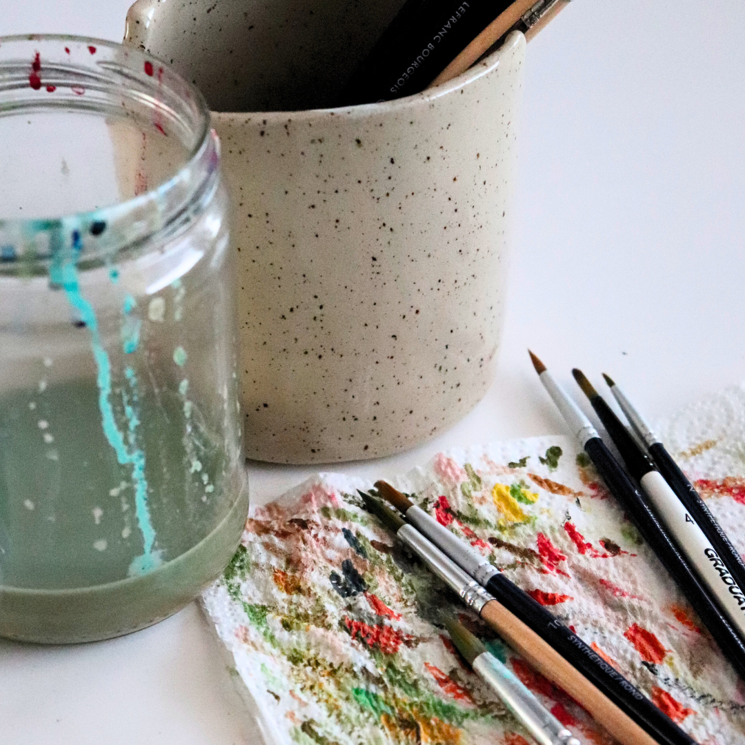 Pensseleitä ja maalaustarvikkeita.