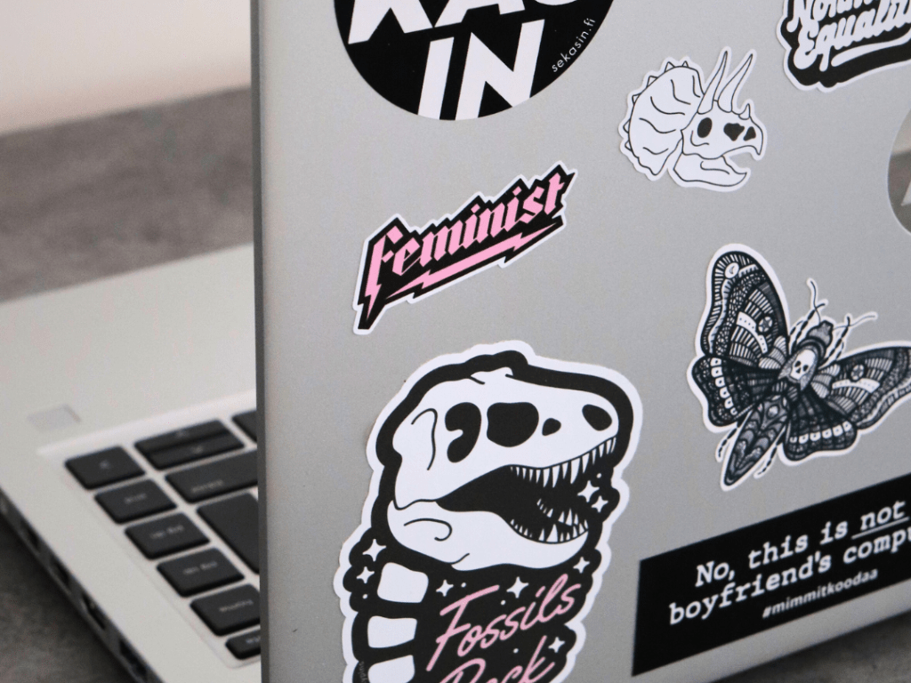 Kannettavan tietokoneen kansi, jossa on tarroja.