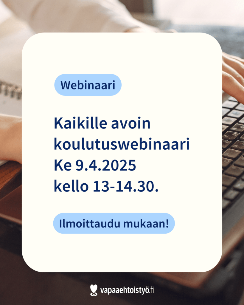 Esimerkki Vapaaehtoistyö.fi-palvelulle tehdystä somepohjasta. Taustalla valokuva käsistä läppärin näppäimistöllä, keskellä teksti "Webinaari. Kaikille avoin koulutuswebinaari ke 9.4.2025 kello 13.-14.30. Ilmoittaudu mukaan!".